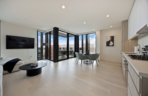 Downtown Bed & Breakfast | Pearl Coast' One Acre Rooftop Pool Gym Sauna Walk To Santa Monica Beach and Pier