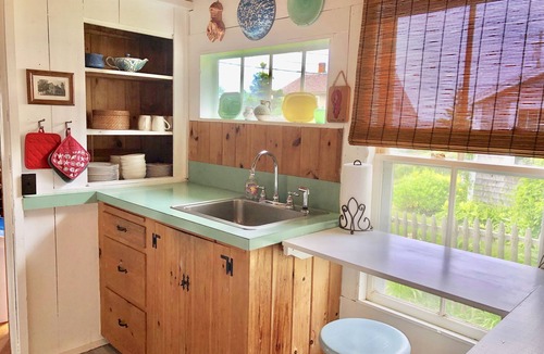 Pemaquid Point House | Pemaquid Point Cottage-Cliff Road-Fireplace-2 minute walk to Lighthouse-Pets ok