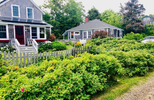 Pemaquid Point House | Pemaquid Point Cottage-Cliff Road-Fireplace-2 minute walk to Lighthouse-Pets ok