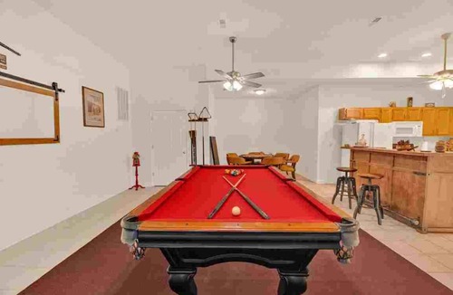 Piney Flats House | Perfect Family Getaway - 6-Bedroom Boone Lakefront Home with Game Room!
