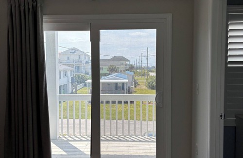 North Topsail Beach House | Perfect for Fall Fishing with Beautiful Ocean/Sound View linen included