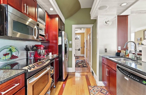 Historic District - North House | Perfect Location-Parker House-King Beds-Warren Sqr-Courtyard-Parking