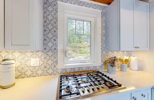 Westport House | Periwinkle Cottage | Sunny cottage in Westport Island overlooking the river