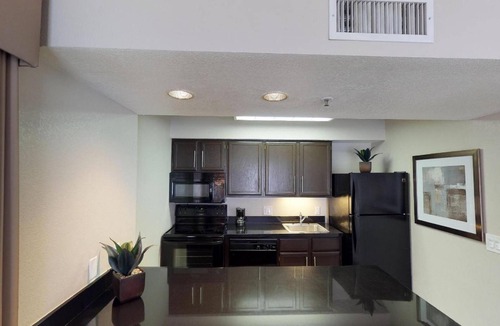 Brea Hotel | Pet-Friendly 1BR: 2.7 mi to Craig Regional Park | Full Kitchen & Outdoor Pool
