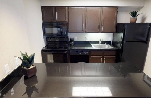 Brea Hotel | Pet-Friendly 2BR Suite w/Kitchen & Free Breakfast | Near Tri-City Park - 1.2 mi