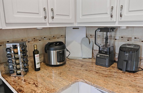 Springfield House | Pet Friendly 4 bd end unit TH, WiFi, Fenced in yard, near Washington DC/transit