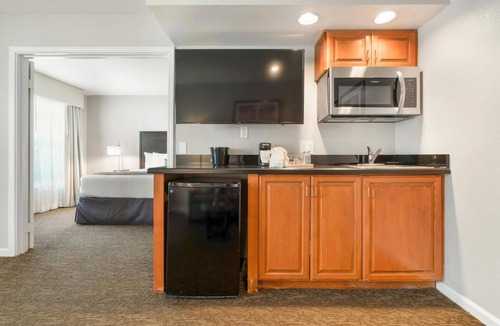 Brea Hotel | Pet-Friendly Suite | Kitchenette, Free Breakfast | Near Nixon Library - 2.8 mi
