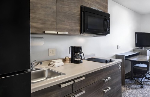 Dahlgren Hotel | Pet-Friendly Room with Full Kitchen Near Local Shopping and Dining Attractions