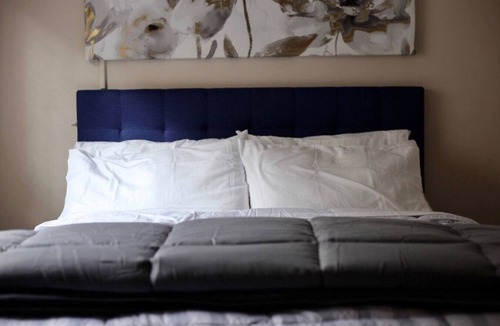 Fourmile Hotel | Pine Mountain Inn - Minutes from the Laurel Cove and Bell Theatre music venues!