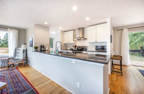 Lyle House | Point Lyle - River Views, Pellet Stove, Scenic!