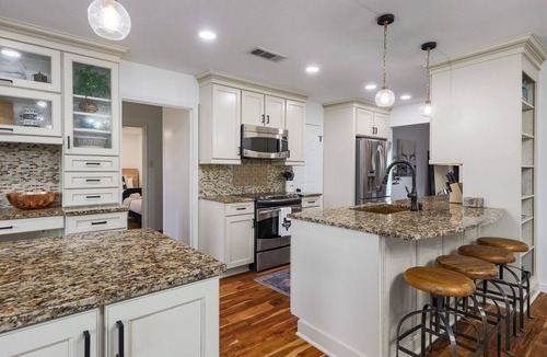 Walnut Place House | Poker Paradise & Pool Cabana - 15 min to Downtown Austin