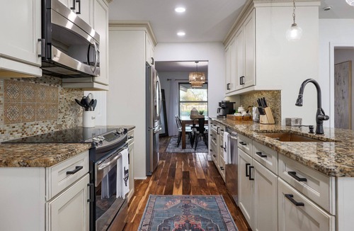 Walnut Place House | Poker Paradise & Pool Cabana - 15 min to Downtown Austin