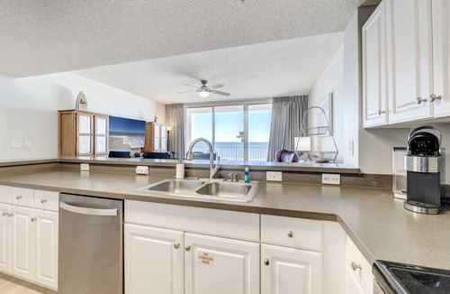 Long Beach Condo | Premium beach front condo- RESERVED PARKING and free beach chair tower 1-305