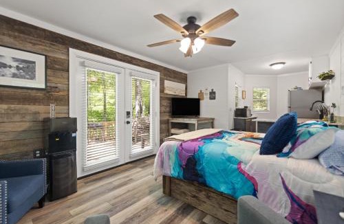 Stanton House | Premium Hilltop Couples Cabin w Hot Tub RRG Views