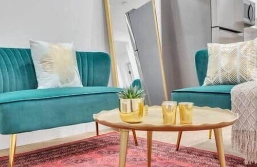 Killarney House | PRESTIGE: Luxe 5BR, King Beds, A/C, Free Parking + EV Charger