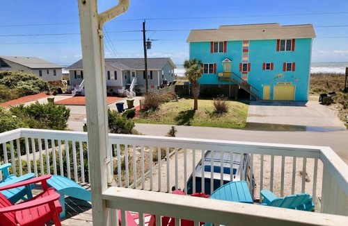 Emerald Isle Cottage | Prime Location 2nd row! Beautiful beach views from the deck!