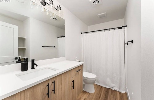 Richmond House | Private 1-bedroom Retreat in South East Portland with WiFi. Animal friendly.