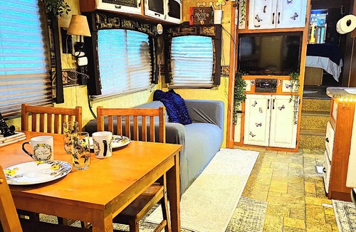 Bearss Plaza House | Private 2 bedroom 2 bathroom whole home dog friendly quiet Hideaway in Tampa Bay