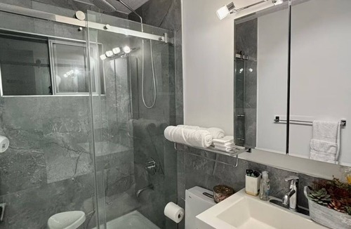Kensington-Cedar Cottage House | Private 2 bedroom suite