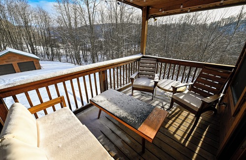 Edray Cabin | Private and Serene Snowshoe Family Chalet!