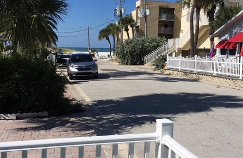 Clearwater Beach House | PRIVATE COTTAGE OCEAN VIEW 44 PACES TO BEACH, CLOSE TO RESTAURANTS AND SHOPS