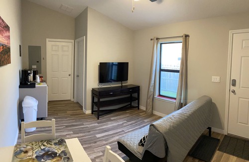 Wadeview Park House | Private duplex with queen bed and pull out couch