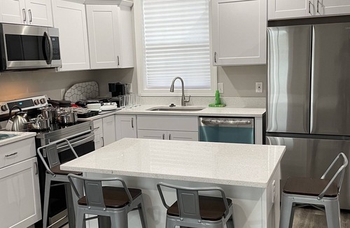 Mosby House | Private New Spacious 4 Bedroom House