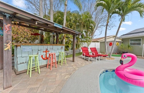 Palm Harbor House | Private Palm Harbor Home H/Pool, Hot Tub, Tiki Bar, Putting Green and More!