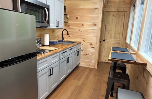 Stanton Cabin | PRIVATE SHIPPING CONTAINER CABIN IN THE WOODS-RED RIVER GORGE-VERY CLEAN-HOT TUB