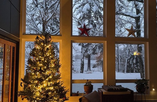 Kents Hill House | Private, Spacious, Sunlit Lakehouse near quiet mountain trails