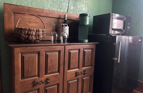 Silver Hill Apartment | Private Suite in Historic Home - walk to UNM Football+Basketball, Hospitals
