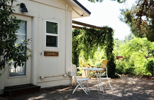 Cornville Apartment | Professionally designed, centrally located to wineries and red rocks, premium bedding for a positive reset. Dogs Welcome.