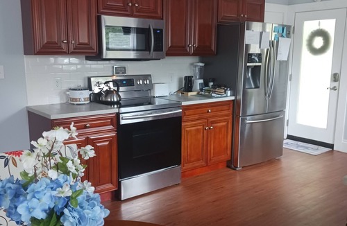 Mount Airy House | PROMO 10% WEEKLY/20% MONTHLY Pet Friendly on Forrest, Small fenced area for pets