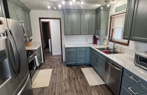 Cascade House | Quaint, Rustic Charm Lake house with WiFi in Cascade.