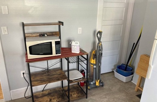 Orono Apartment | Quiet 2-bedroom apartment in Orono close to UMaine & Bangor medical facilities.