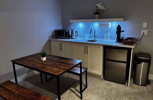 Sunalta House | Raccoon - Private Unit near Downtown and 17th Av