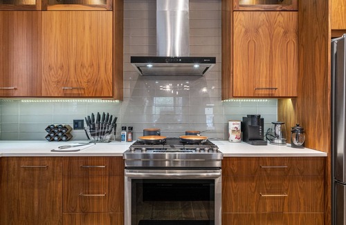 Kensington House | *Rare find* Calgary’s Finest |Cozy and Vibrant Double King Beds|Stampede Special