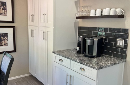 Oak Creek House | Red Rock/Mesa Views, No Stairs, Golf, Hike, Relax. EV Charger, Stocked Kitchen!