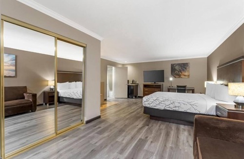 North Redondo Hotel | Redondo Beach Retreat w/Jacuzzi – 15 Minutes from Vibrant Santa Monica!