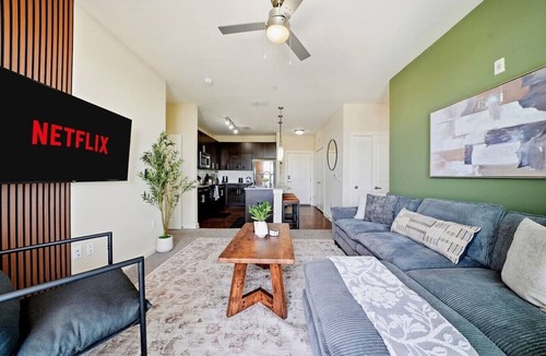 Courier City - Oscawana Apartment | Relax & Recharge | 2 King Beds | Pool Gym Yoga