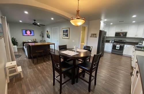 South Oceanside House | Relaxing, Romantic, and Fun! Private, Quiet, and Less than a mile to the Ocean!