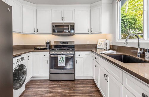 South Oceanside House | Relaxing, Romantic, and Fun! Private, Quiet, and Less than a mile to the Ocean!