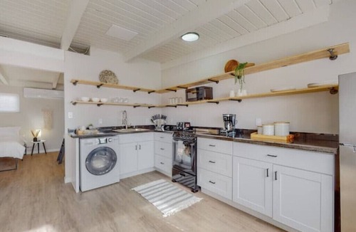 Pueblo Alto Apartment | Remodeled Courtyard Apt w/King Bed, In-Unit W&D