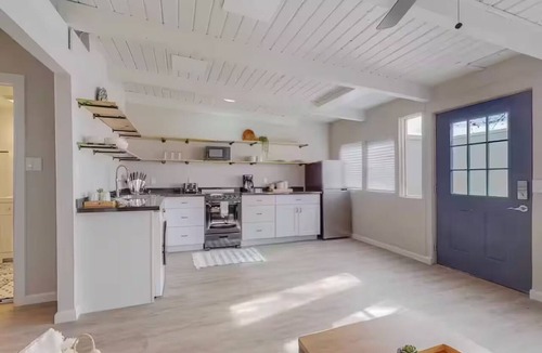 Pueblo Alto Apartment | Remodeled Courtyard Apt w/King Bed, In-Unit W&D