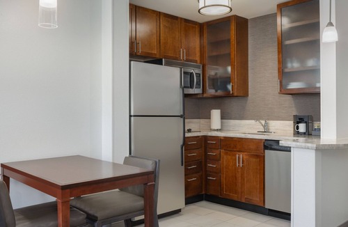 Old West Broad Neighborhood Hotel | Residence Inn by Marriott Savannah Downtown/Historic District