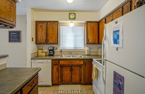 Northeast Heights House | Retro Condo in the North East Heights, 2bd/1ba, garage, Pet friendly
