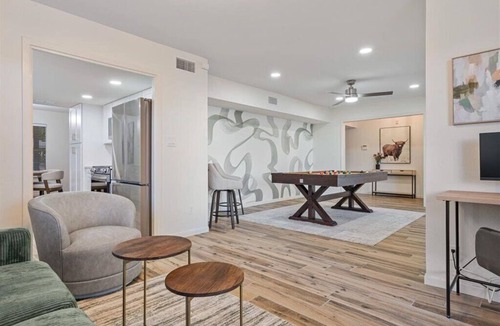 North Austin Civic Association House | Rhythm Retreat: Stunning 5-bedroom in Austin with Large Pool, Game Room, Firepit