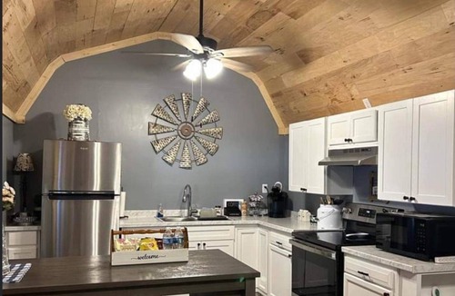 Mc Carr Cabin | River Road Retreat. Cabin minutes away from trails w/hottub & seasonal pool!