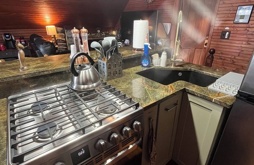Hallowell Apartment | River View Retreat, Hot Tub, Balcony, Kayaks & Bikes