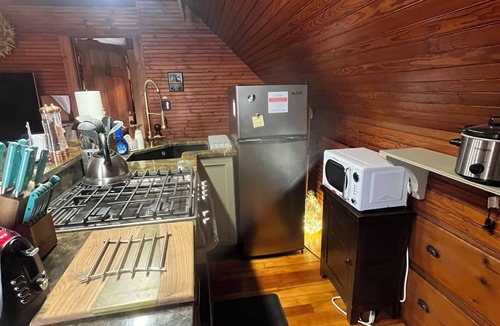 Hallowell Apartment | River View Retreat, Hot Tub, Balcony, Kayaks & Bikes